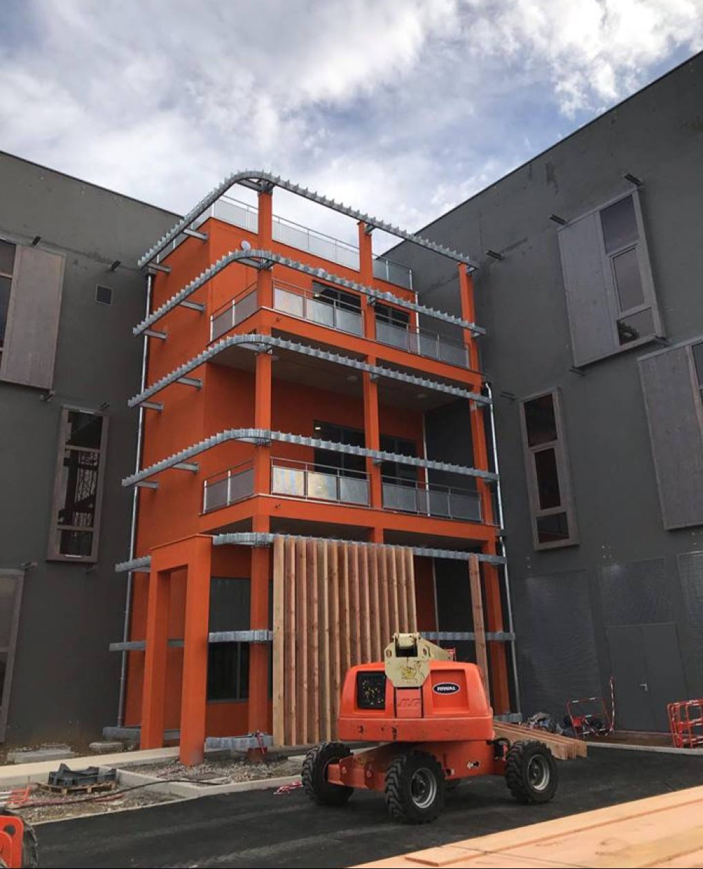 Chantier d’habillage de façade en bardage Douglas massif ajouré